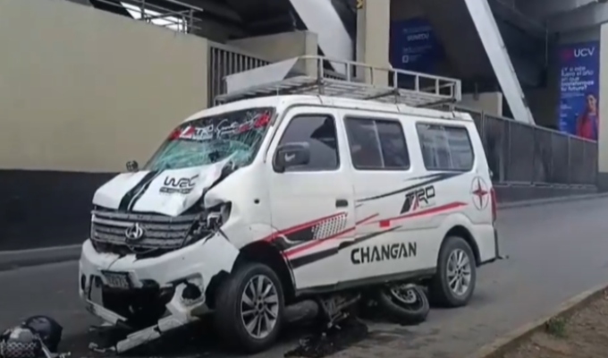Dos muertos deja violento choque entre una moto y una miniván en San Juan de Lurigancho