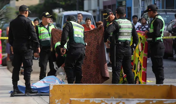Hombre fue asesinado a balazos frente a un centro comercial en Chorrillos