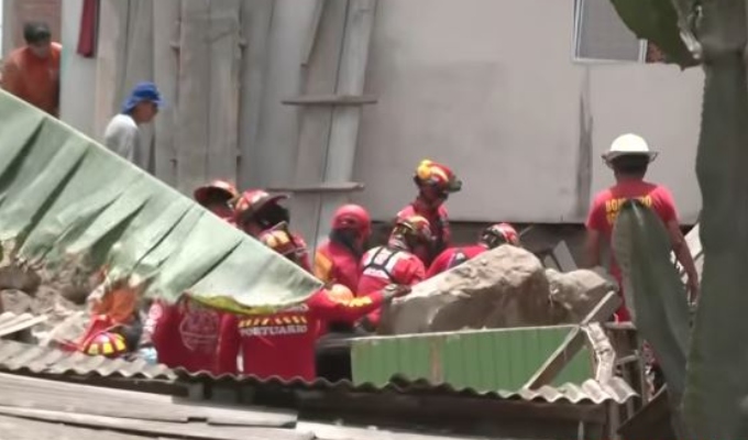 Deslizamiento deja a hombre bajo escombros: equipos de rescate trabajan en su liberación