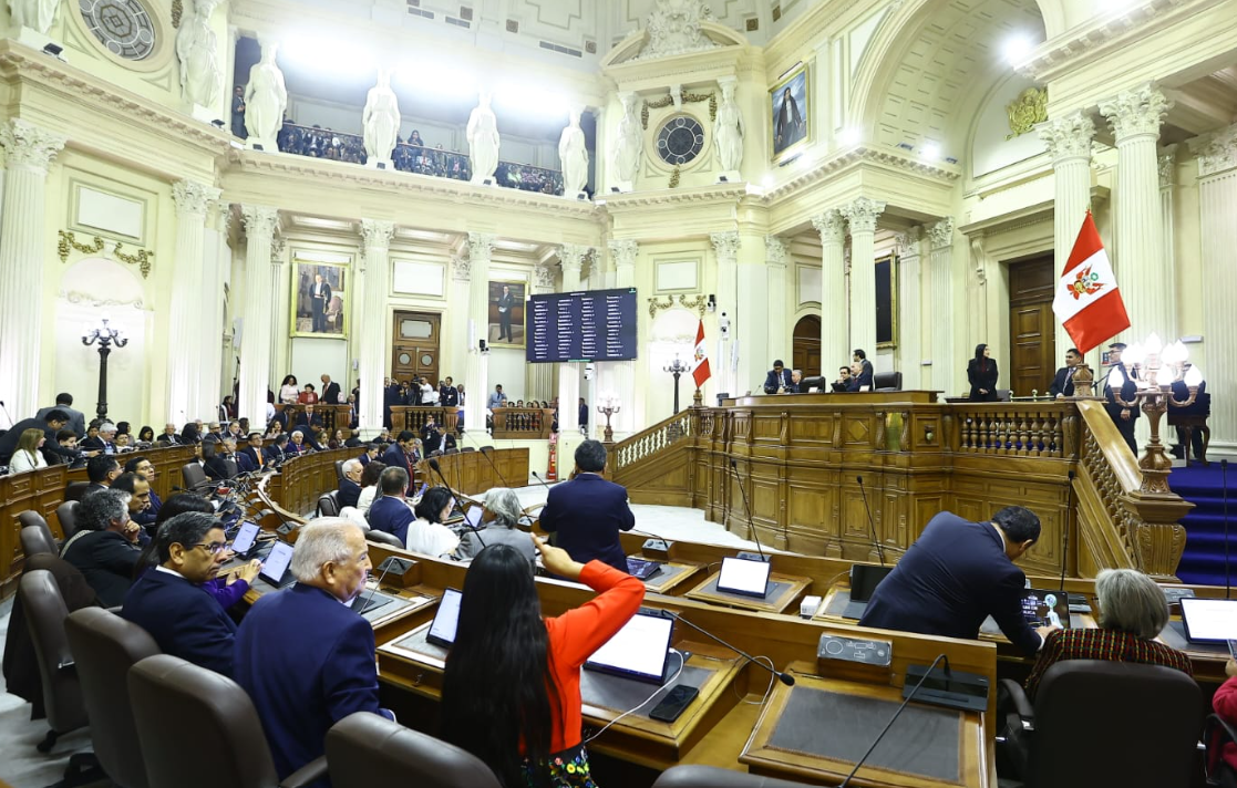 Senadores y diputados enfrentados por promulgación de facultades