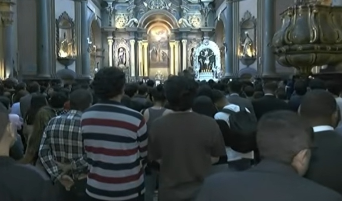 Fieles acuden a Las Nazarenas para orar por la salud del papa León XIV