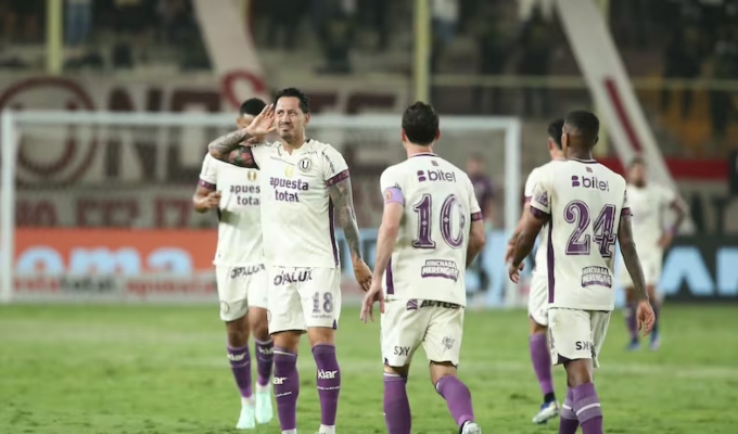 Universitario venció 3-0 a Juan Pablo II y sigue en la pelea por el Clausura
