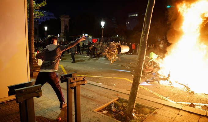 España: protesta de jóvenes derivó en saqueos, incendios y enfrentamientos con la Policía