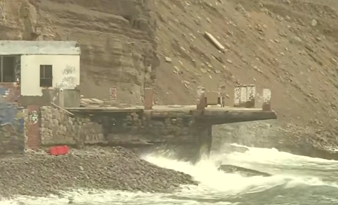 Chorrillos: oleajes anómalos dañan malecón de la playa La Herradura