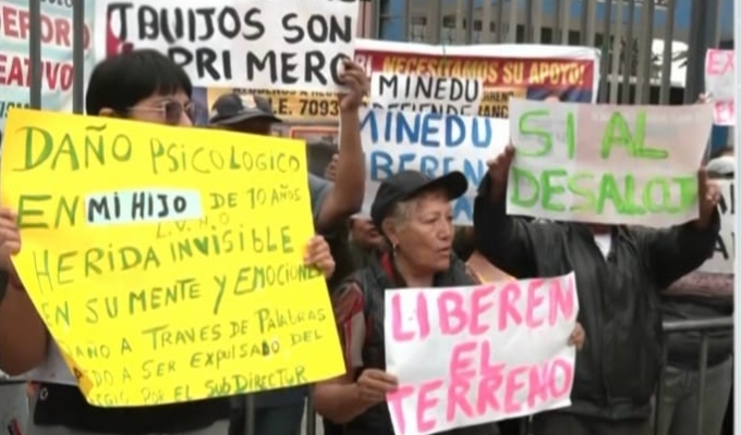 Padres protestan para exigir liberar espacio que pertenece a colegio en Villa El Salvador