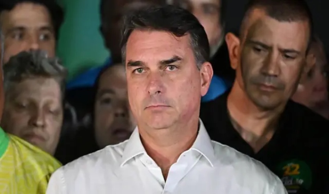 Flávio Bolsonaro habría viajado a Estados Unidos en medio de investigaciones judiciales