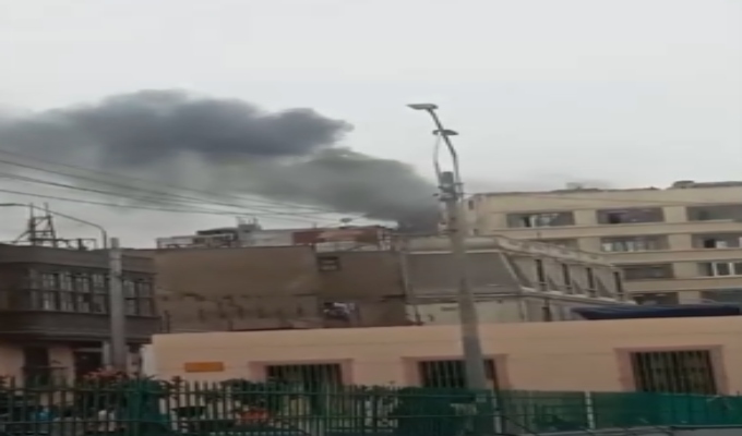 ¡Incendio en el Cercado de Lima! Fuego consume almacén clandestino en edificio cerca del Barrio Chino