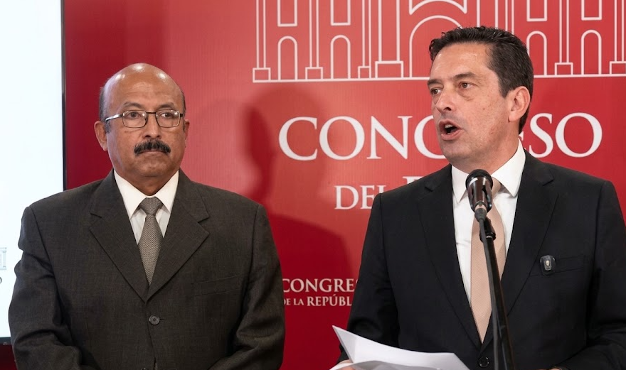 Miguel Torres y Óscar Reto se estrechan la mano para reducir tensiones