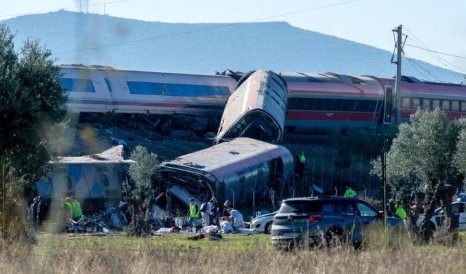 España: al menos 30 muertos deja choque de dos trenes de alta velocidad