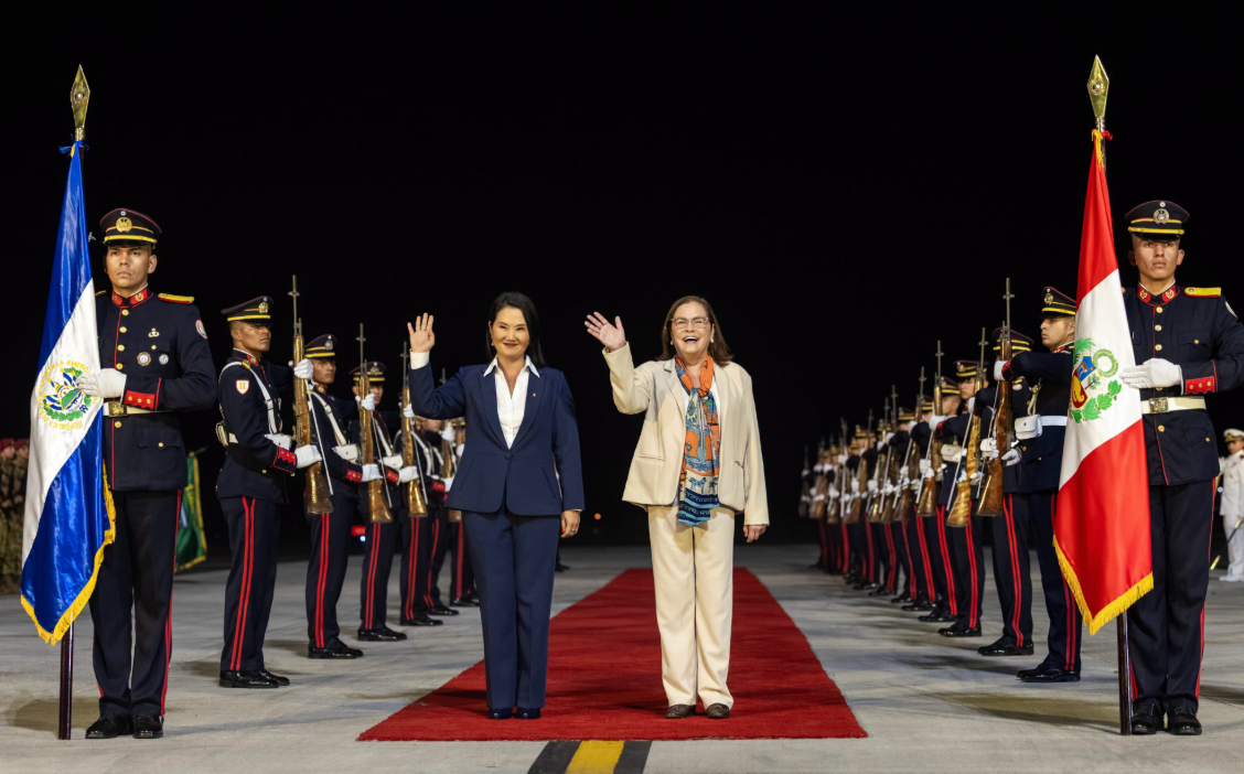 Keiko Fujimori llega a El Salvador y recibe honores militares