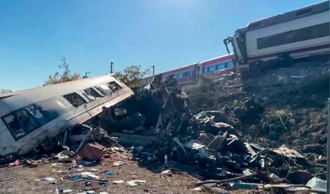 España decreta tres días de duelo nacional tras accidente ferroviario con decenas de víctimas