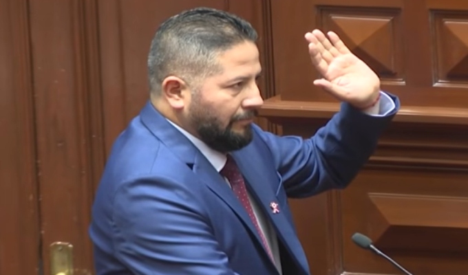 Crisis en Ahora Nación: César Holguín renuncia a la vocería de bancada