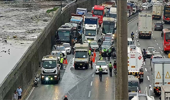 Vía de Evitamiento: derrame de combustible a la altura del puente Trujillo provoca congestión vehicular