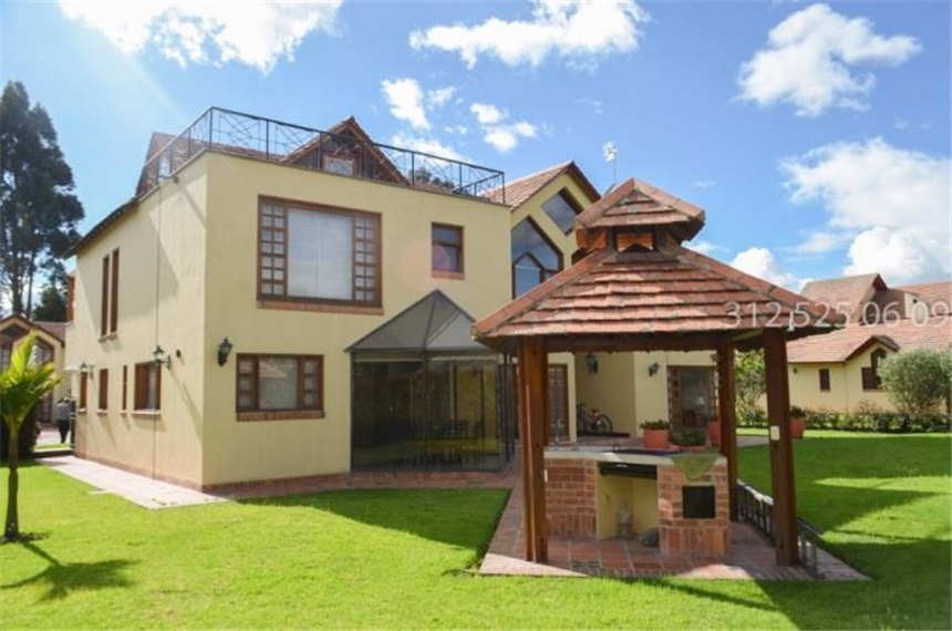 Casa de 4 alcobas en venta en Centro, Sopó, 420 m² · foto 3 de 24