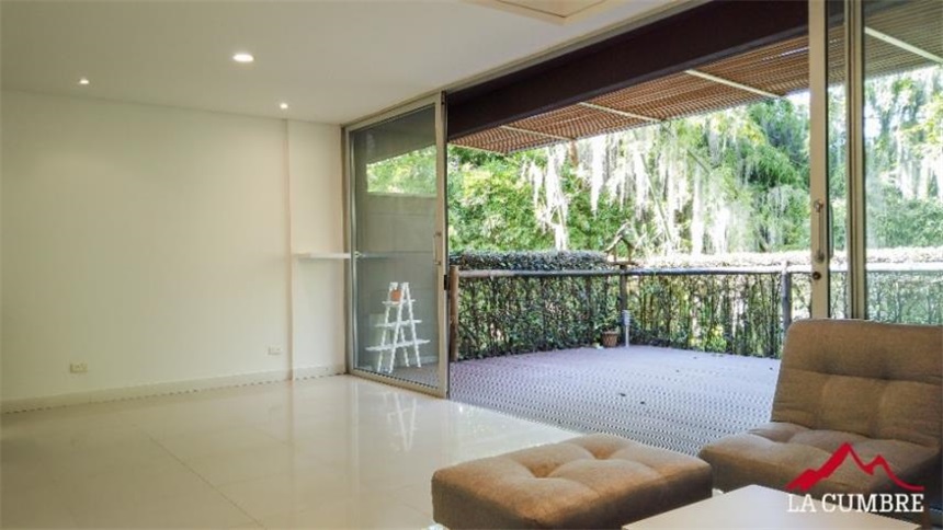 Casa de 3 alcobas en venta en Loma Del Chocho, Envigado, 270 m² · foto 2 de 17