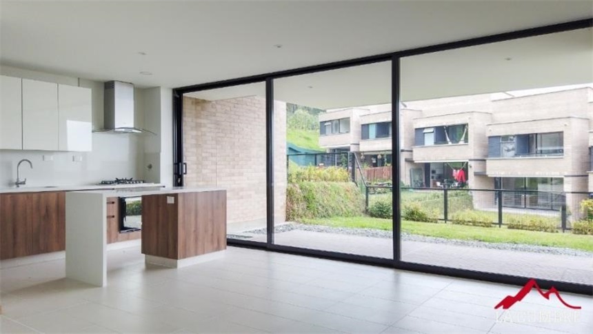 Casa de 3 alcobas en venta en Loma El Atravesado, Envigado, 230 m² · foto 2 de 20