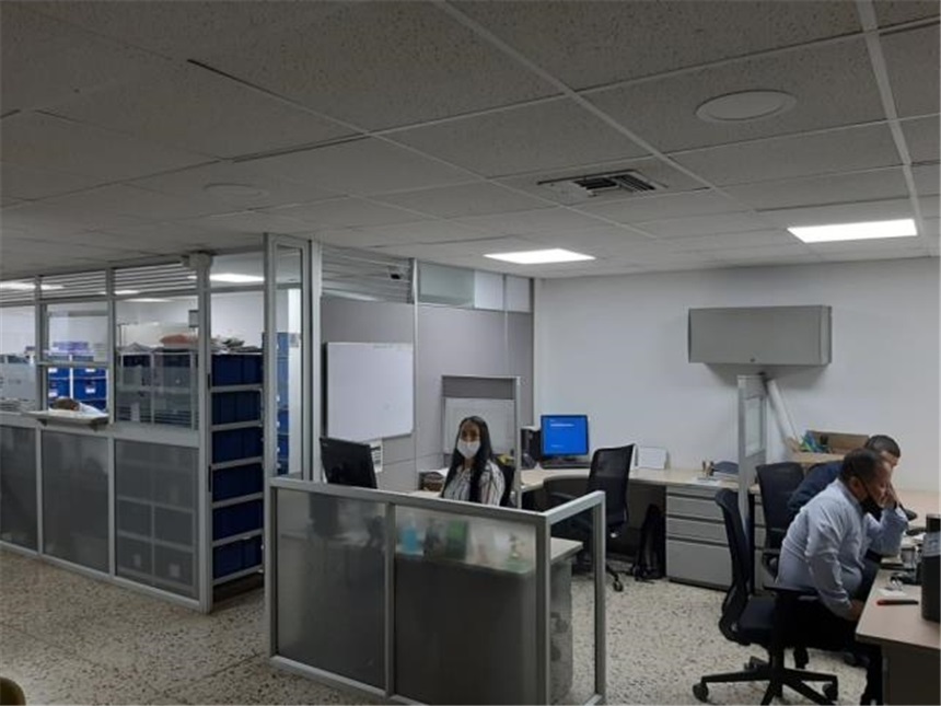 Local en Arriendo - Más