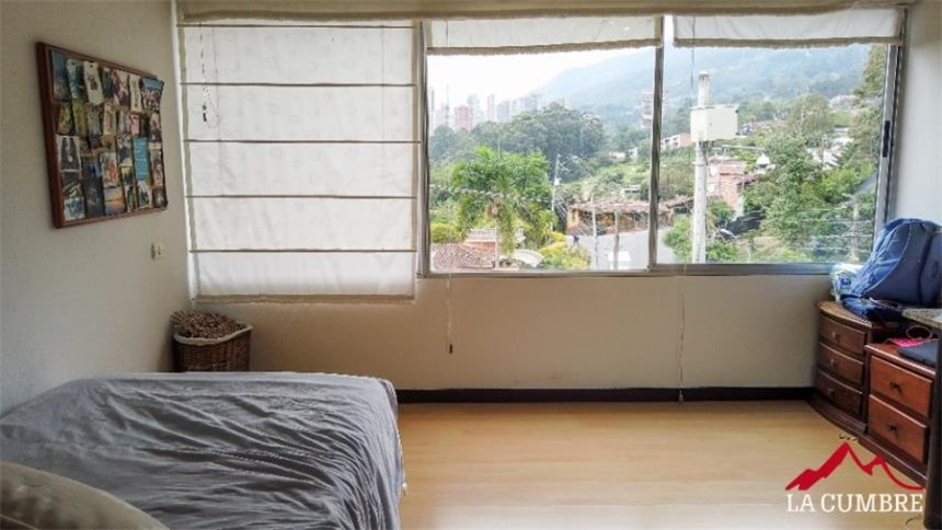 Casa de 3 alcobas en venta en Loma El Atravesado, Envigado, 235 m² · foto 11 de 14