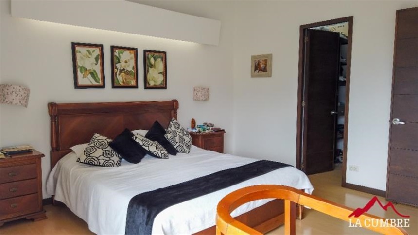 Casa de 3 alcobas en venta en Loma El Atravesado, Envigado, 235 m² · foto 12 de 14