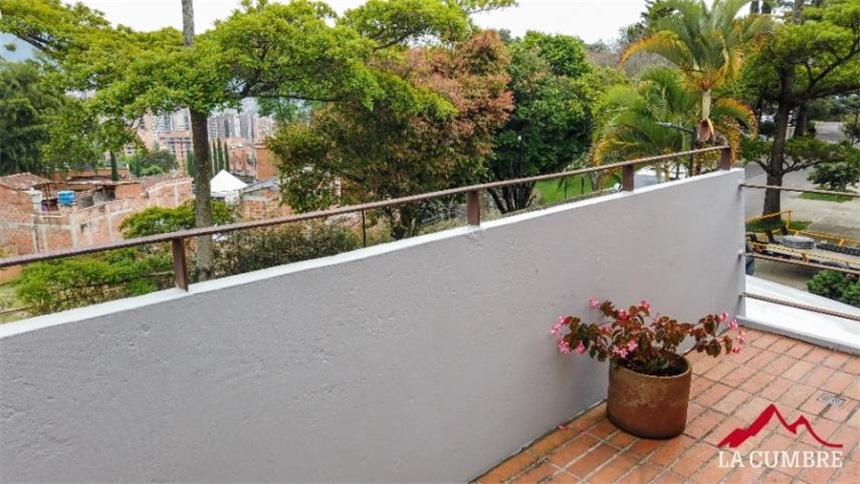 Casa de 3 alcobas en venta en Loma El Atravesado, Envigado, 235 m² · foto 9 de 14