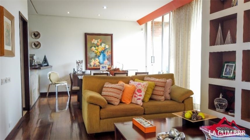 Casa de 3 alcobas en venta en Loma El Atravesado, Envigado, 235 m² · foto 2 de 14