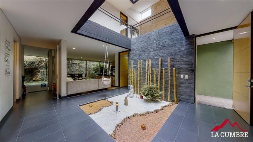 Casa de 4 alcobas en venta en Loma El Atravesado, Envigado, 380 m² · foto 2 de 18