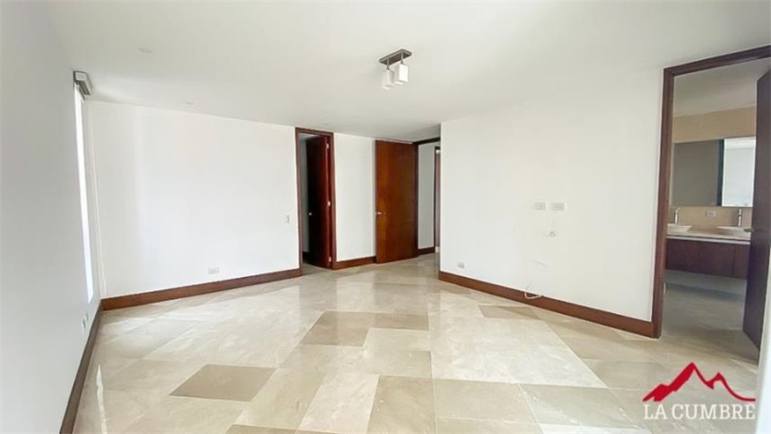Apartamento de 3 alcobas en arriendo en Santa María De Los Ángeles, Medellín, 330 m² · foto 2 de 18