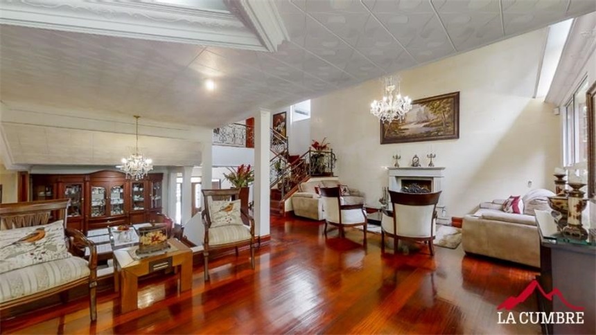 Casa de 5 alcobas en venta en Los Naranjos, Medellín, 400 m² · foto 2 de 24