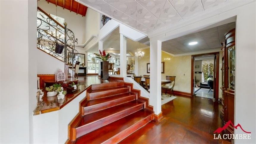 Casa de 5 alcobas en venta en Los Naranjos, Medellín, 400 m² · foto 3 de 24