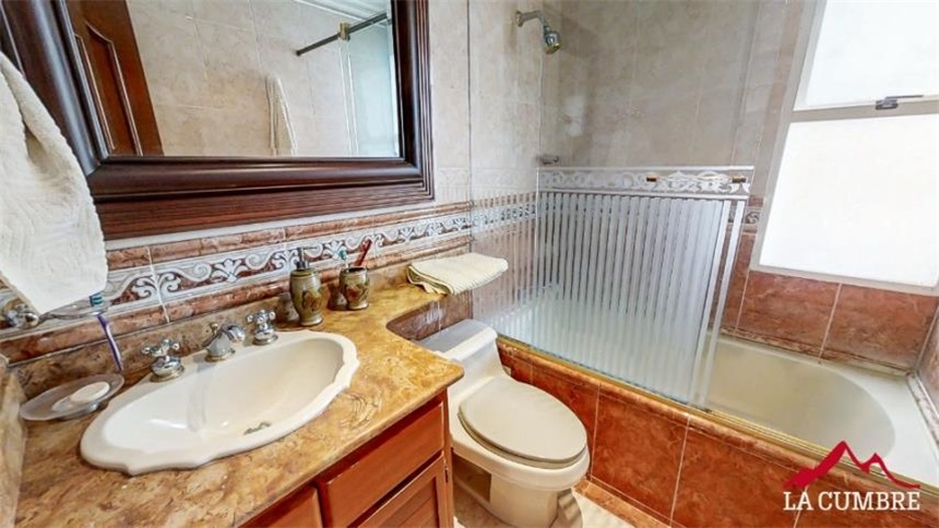 Casa de 5 alcobas en venta en Los Naranjos, Medellín, 400 m² · foto 23 de 24