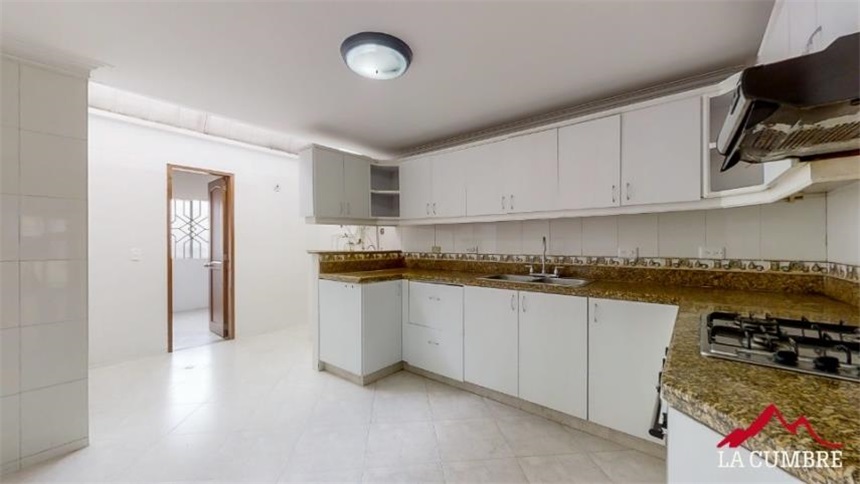 Casa de 5 alcobas en venta en Loma De Las Brujas, Envigado, 227 m² · foto 8 de 23
