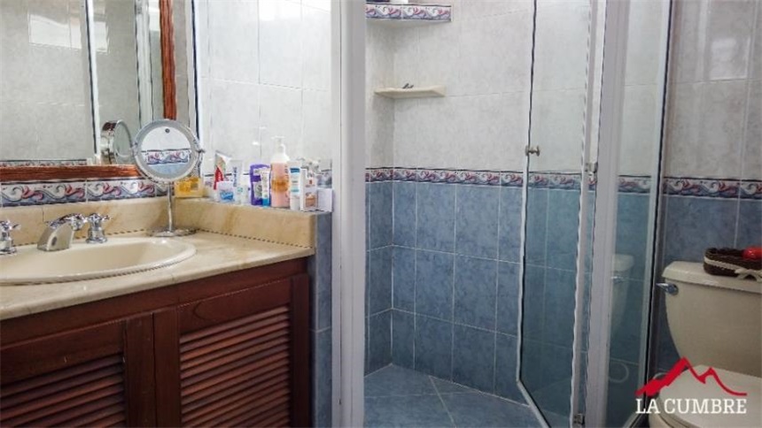 Casa de 4 alcobas en venta en Loma De Las Brujas, Envigado, 256 m² · foto 17 de 24