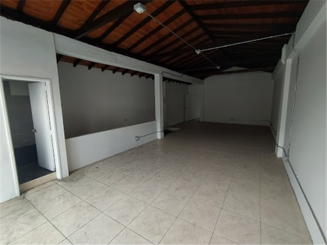 Local en Arriendo - Más