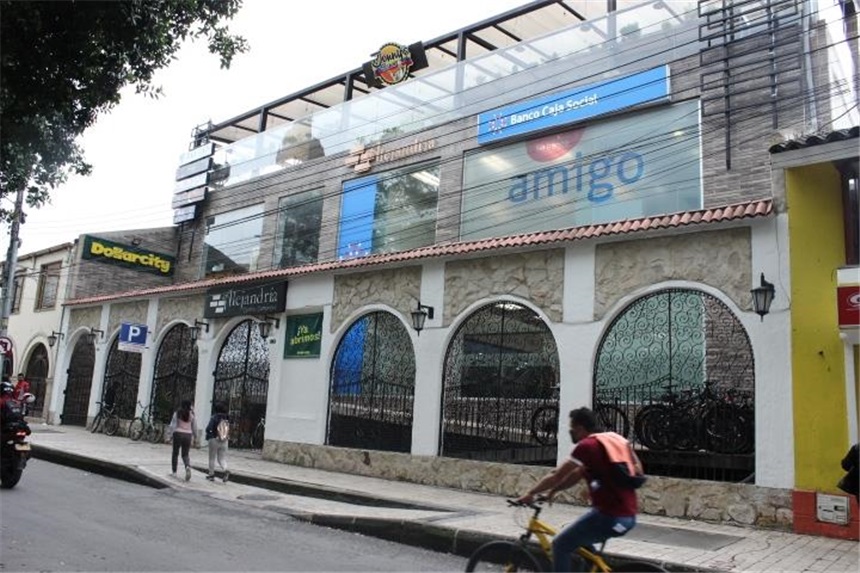 Local en Arriendo - Más