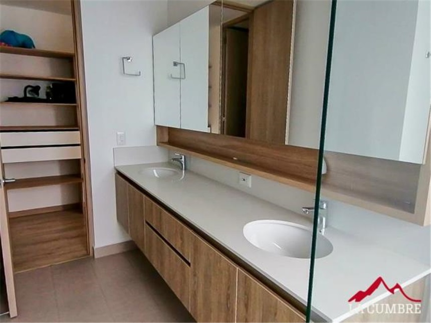 Casa de 3 alcobas en venta en San Lucas, Medellín, 215 m² · foto 11 de 12