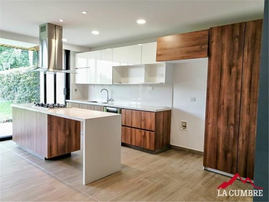 Casa de 3 alcobas en venta en San Lucas, Medellín, 215 m² · foto 7 de 12