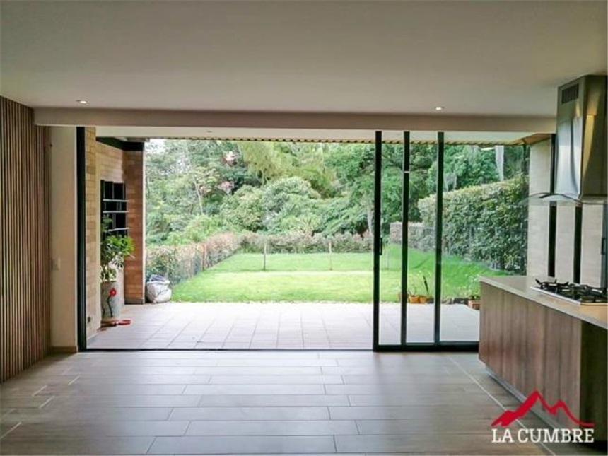 Casa de 3 alcobas en venta en San Lucas, Medellín, 215 m² · foto 2 de 12