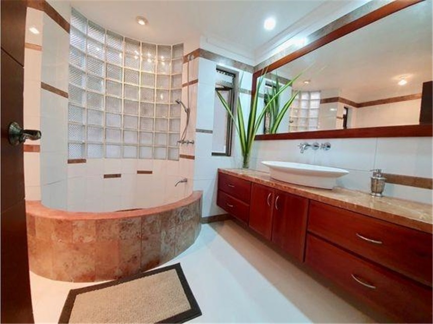 Casa de 5 alcobas en venta en Ub Cortijo De San Jose, Sabaneta, 354 m² · foto 19 de 23