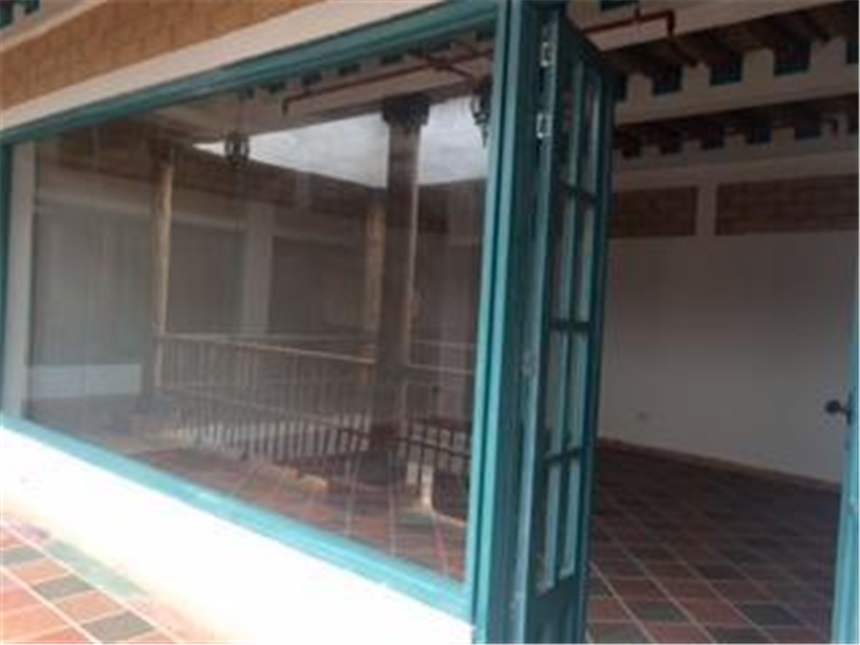 Local en Arriendo - Más