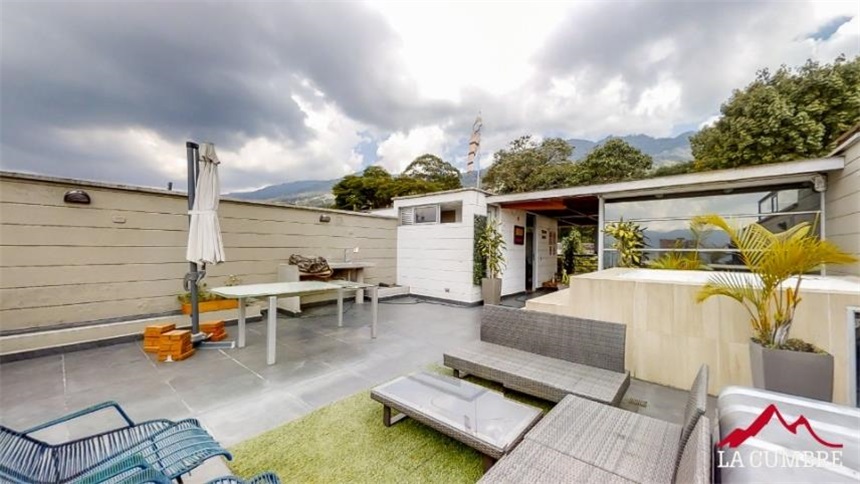 Casa de 3 alcobas en venta en Loma El Atravesado, Medellín, 241 m² · foto 10 de 20