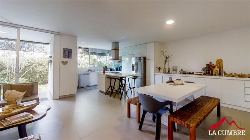 Casa de 3 alcobas en venta en Loma El Atravesado, Medellín, 241 m² · foto 4 de 20