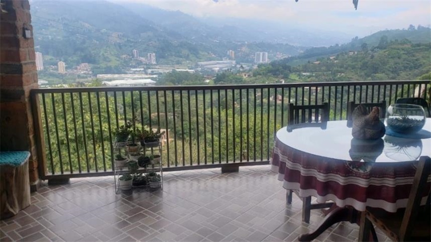 Casa de 4 alcobas en venta en La Playita, La Estrella, 311 m² · foto 2 de 24