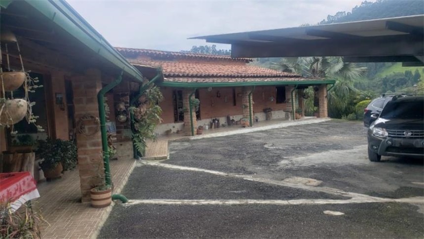 Casa de 4 alcobas en venta en La Playita, La Estrella, 311 m² · foto 3 de 24