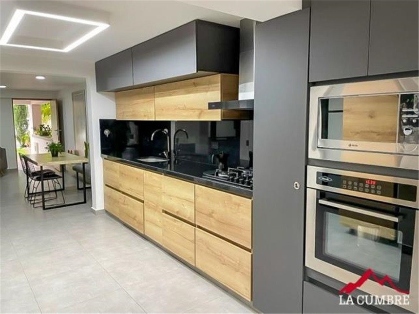 Casa de 3 alcobas en venta en Loma De Las Brujas, Envigado, 201 m² · foto 5 de 18
