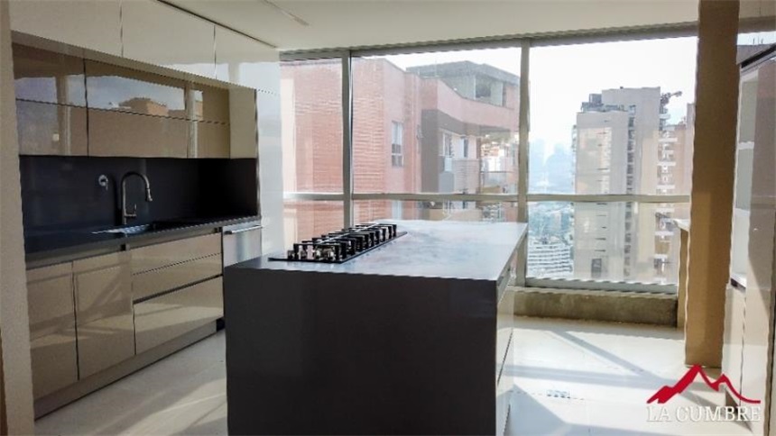 Apartamento de 3 alcobas en arriendo en Lalinde, Medellín, 228 m² · foto 7 de 17