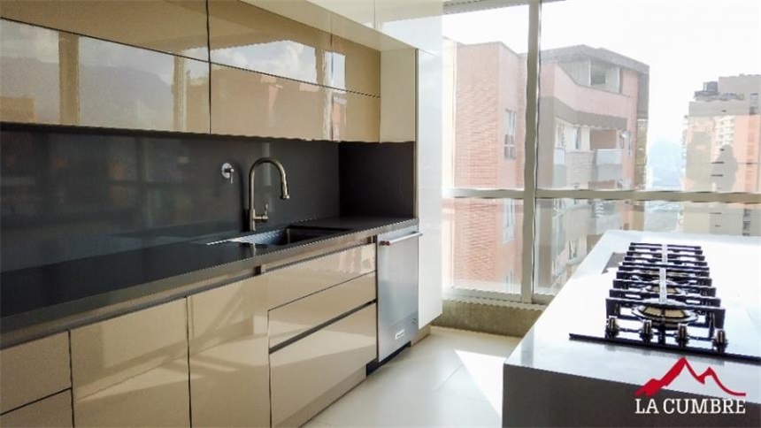 Apartamento de 3 alcobas en arriendo en Lalinde, Medellín, 228 m² · foto 8 de 17