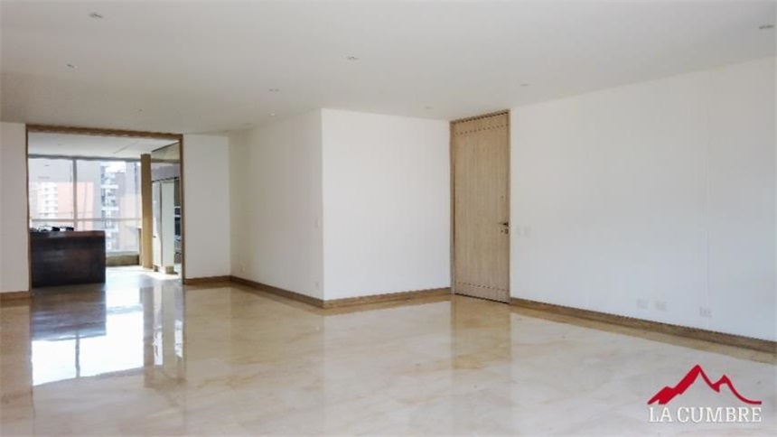 Apartamento de 3 alcobas en arriendo en Lalinde, Medellín, 228 m² · foto 5 de 17