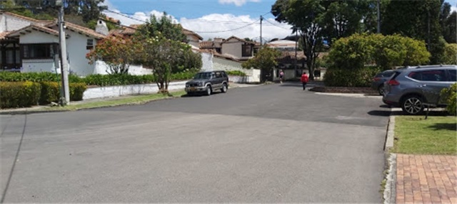 Casa de 3 alcobas en venta en Lindaraja, Bogotá, 433 m² · foto 2 de 24
