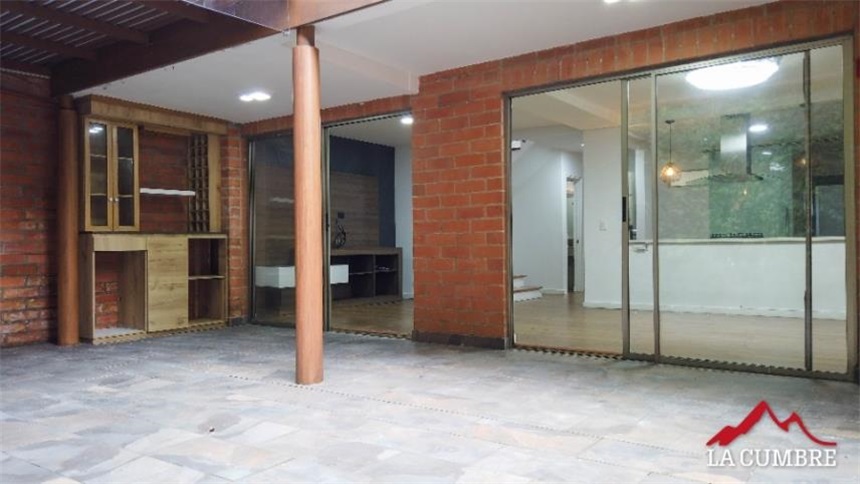 Casa de 4 alcobas en venta en Loma El Atravesado, Envigado, 198 m² · foto 8 de 23
