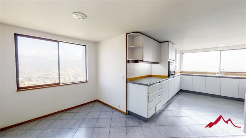 Apartamento de 3 alcobas en arriendo en Lalinde, Medellín, 431 m² · foto 10 de 24
